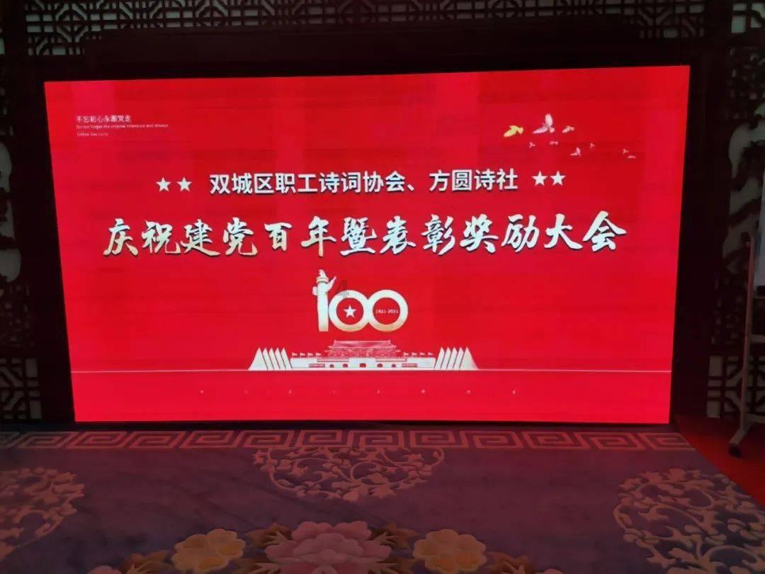操作不当,新车司机倒车撞碎4S店落地窗