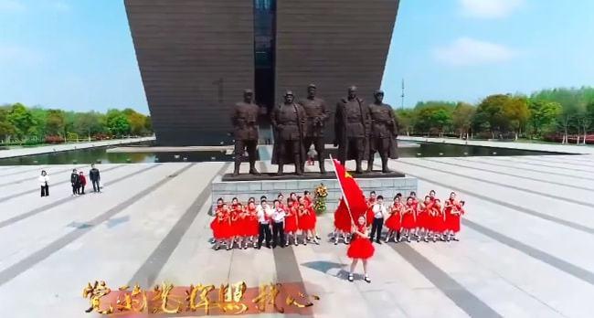 新闻回顾,云南,“顽皮小象”不洗澡,象姐姐无奈难劝导